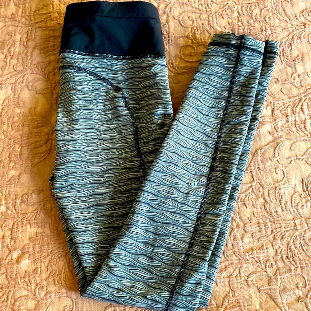 Like new! Lululemon leggings size 6